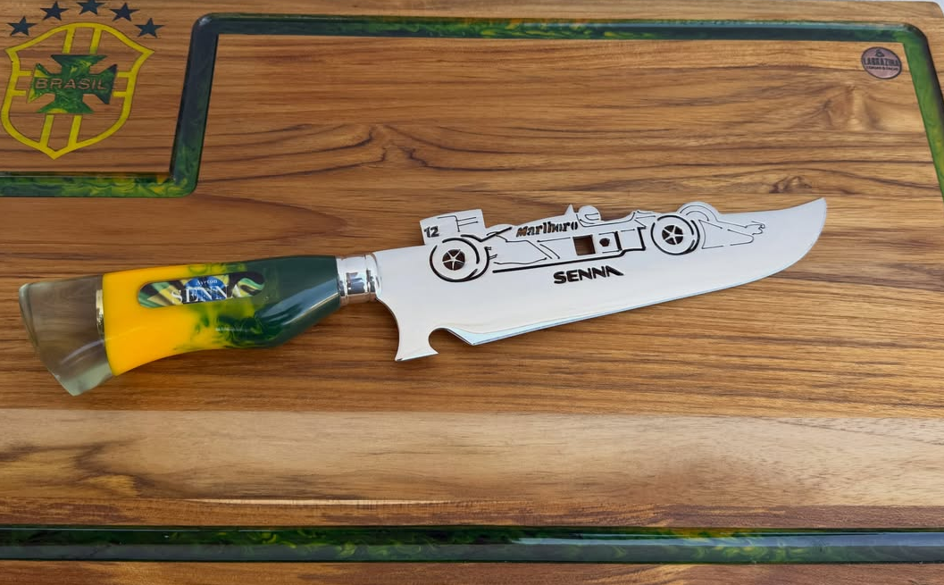 Faca artesanal personalizada com gravação de carro de Fórmula 1 sobre tábua com escudo da seleção brasileira